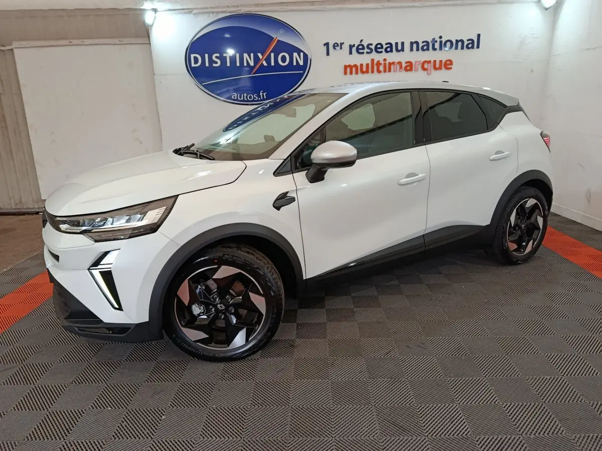 Vue côté gauche du Renault Captur blanc 2025 en version techno E-Tech full hybrid, avec jantes noires et détails modernes.