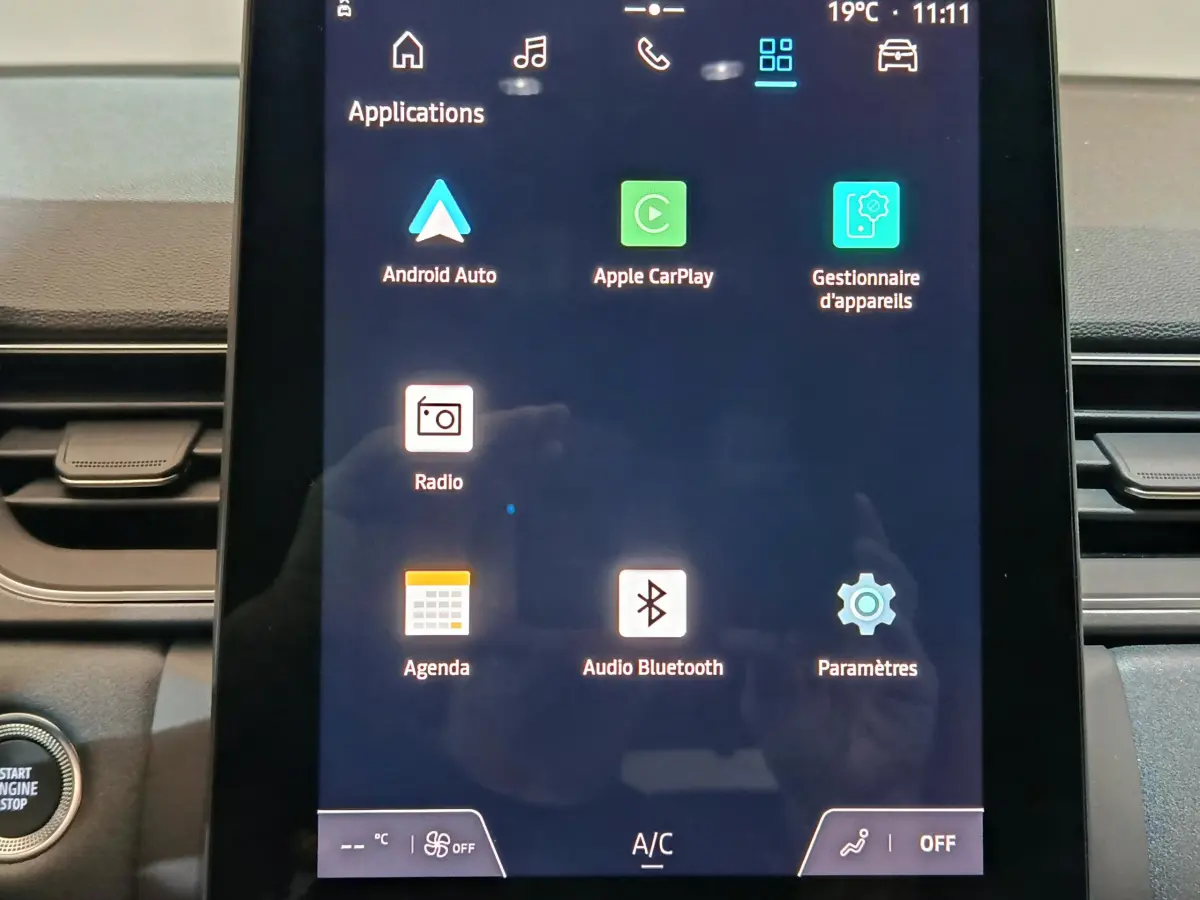Écran tactile central affichant les applications Android Auto et Apple CarPlay dans l'habitacle du Renault Captur blanc.