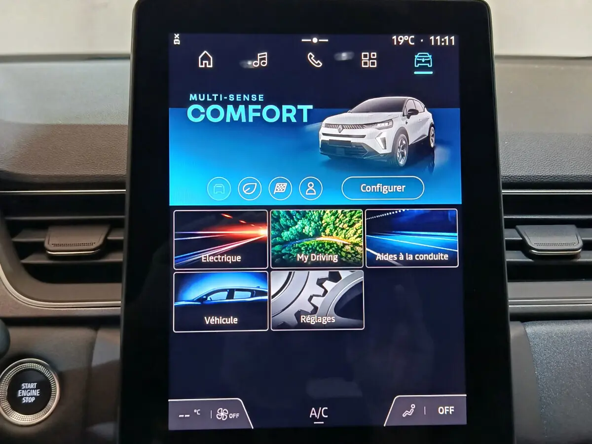 Écran tactile central du tableau de bord du Renault Captur blanc 2025 affichant le mode de conduite Comfort.