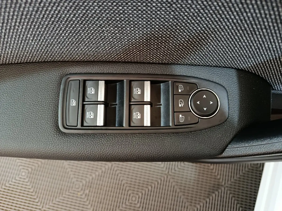 Panneau de commandes des vitres et rétroviseurs côté conducteur d'un Renault Captur blanc 2025, finition Techno E-Tech.