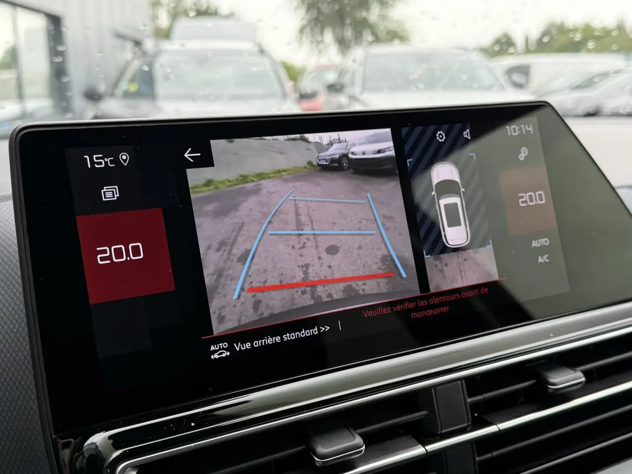 Écran tactile intérieur montrant la caméra de recul et l'affichage de la climatisation à 20°C du Citroën C5 Aircross 2025.