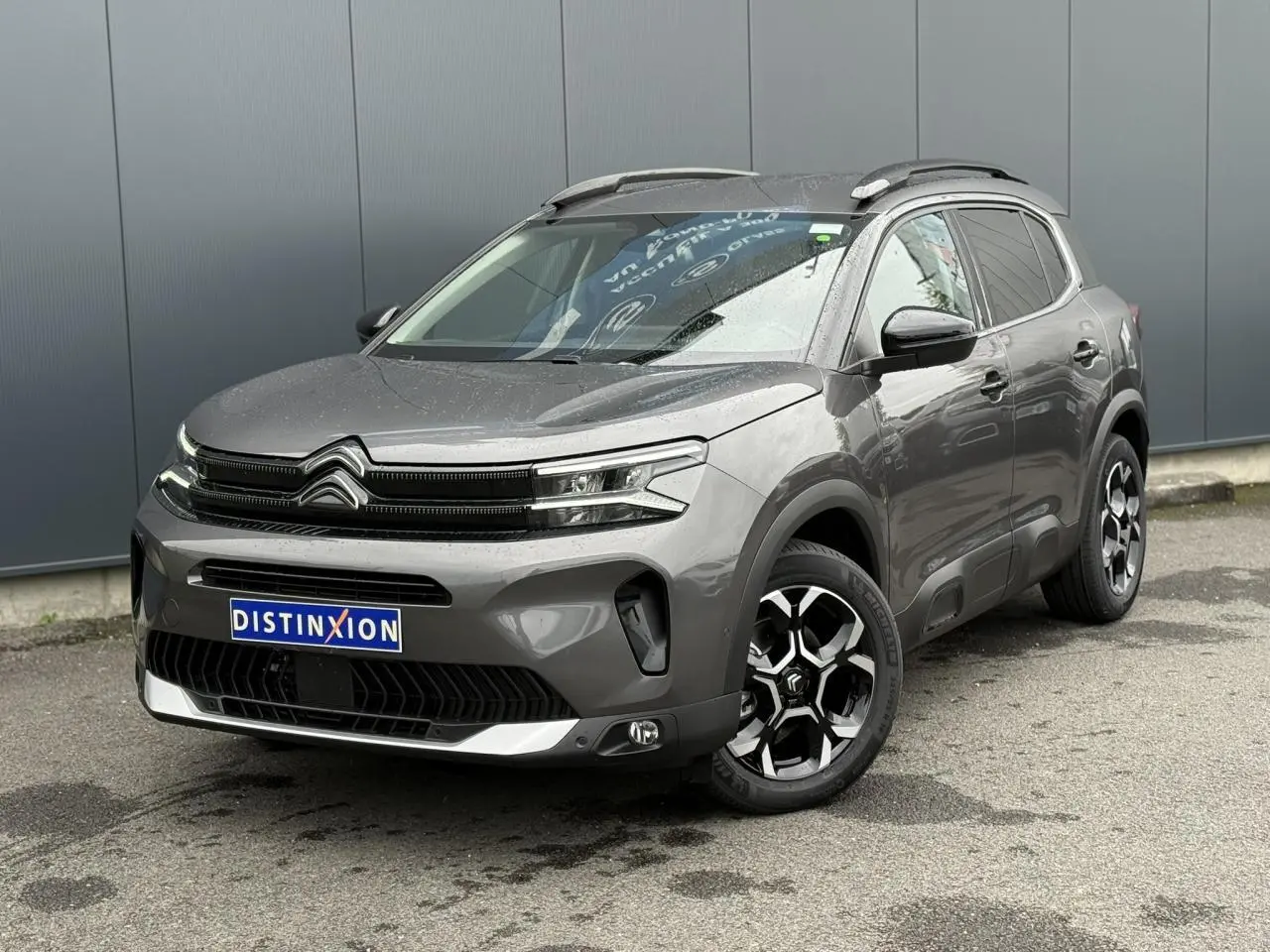 Citroën C5 Aircross gris Platinium en 3/4 avant droit avec jantes bi-ton et toit noir brillant.