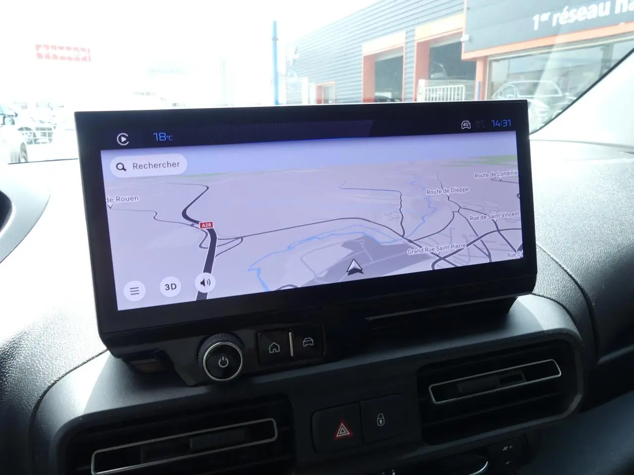 Écran tactile 10 pouces avec navigation affichée dans l'habitacle du Peugeot Partner XL blanc 2025.