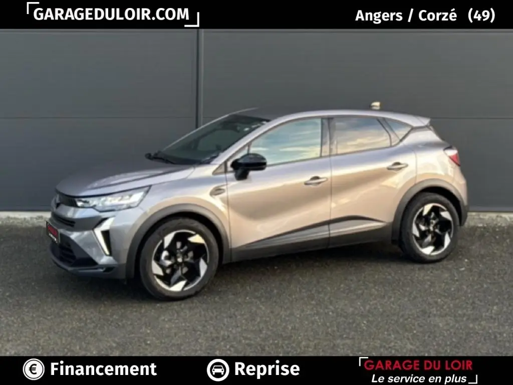 Renault Captur Techno TCe 90 gris foncé vu de profil côté gauche, avec jantes noires au design moderne.