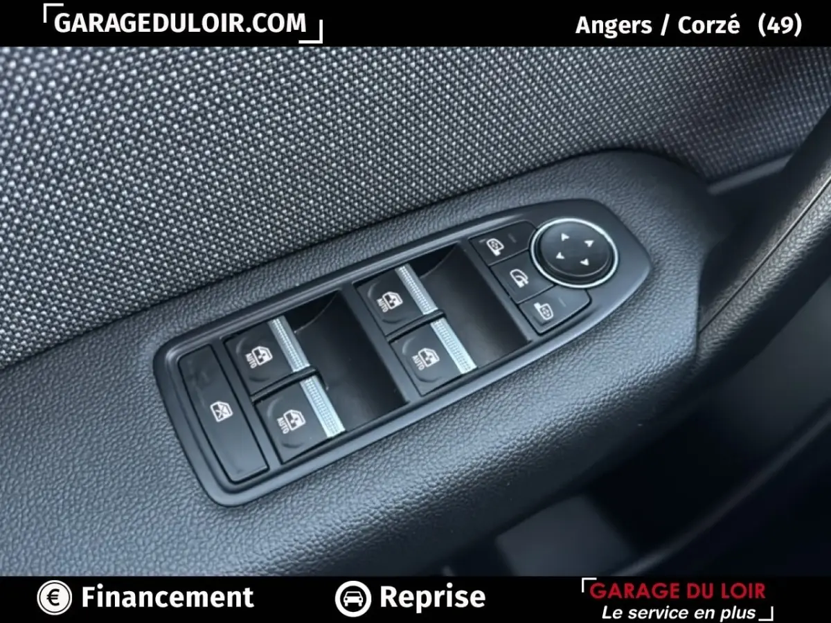 Commande des vitres électriques sur la porte côté conducteur d’un Renault Captur gris foncé, version techno TCe 90 2025.