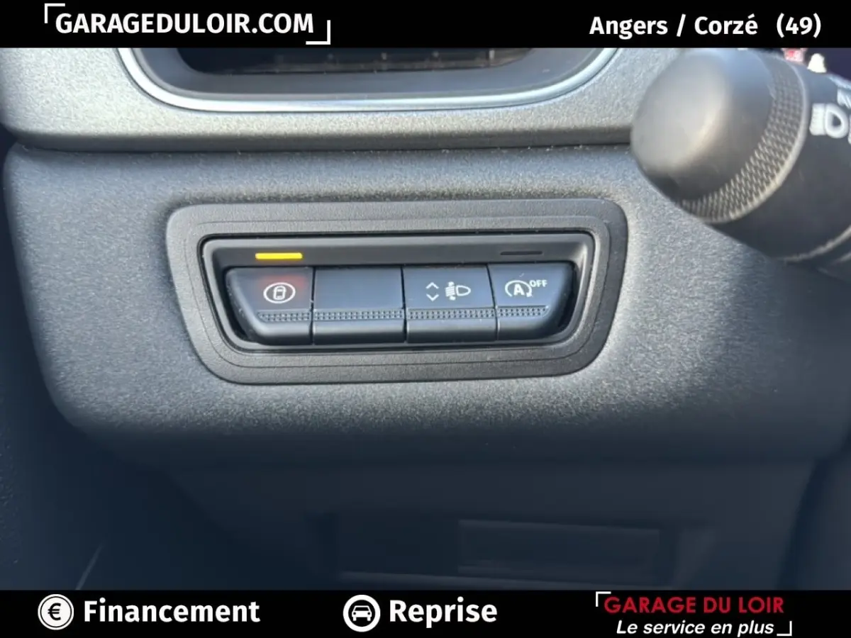 Gros plan sur les boutons de commande du tableau de bord du Renault Captur techno TCe 90 gris foncé, intérieur avant.