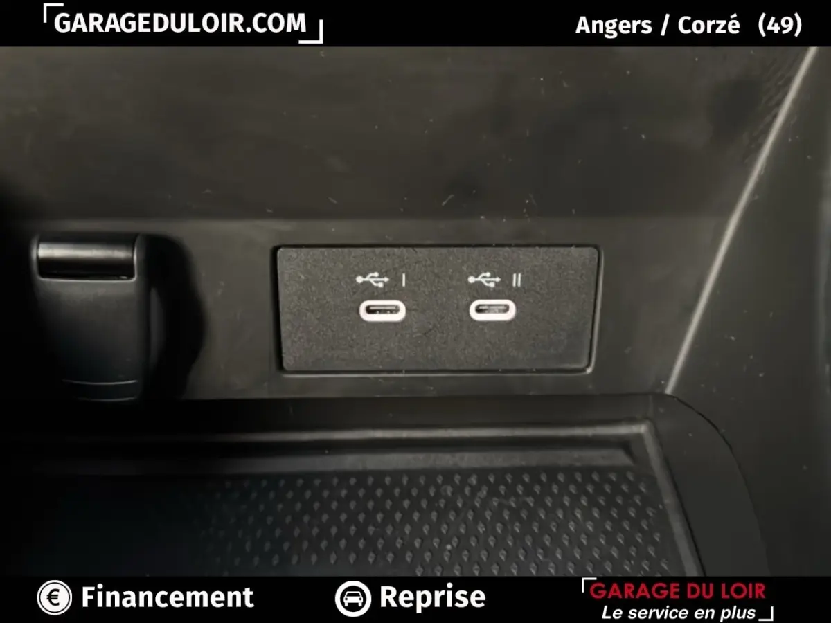 Gros plan sur les deux ports USB-C intégrés dans la console centrale du Renault Captur Techno TCe 90 gris foncé 2025.
