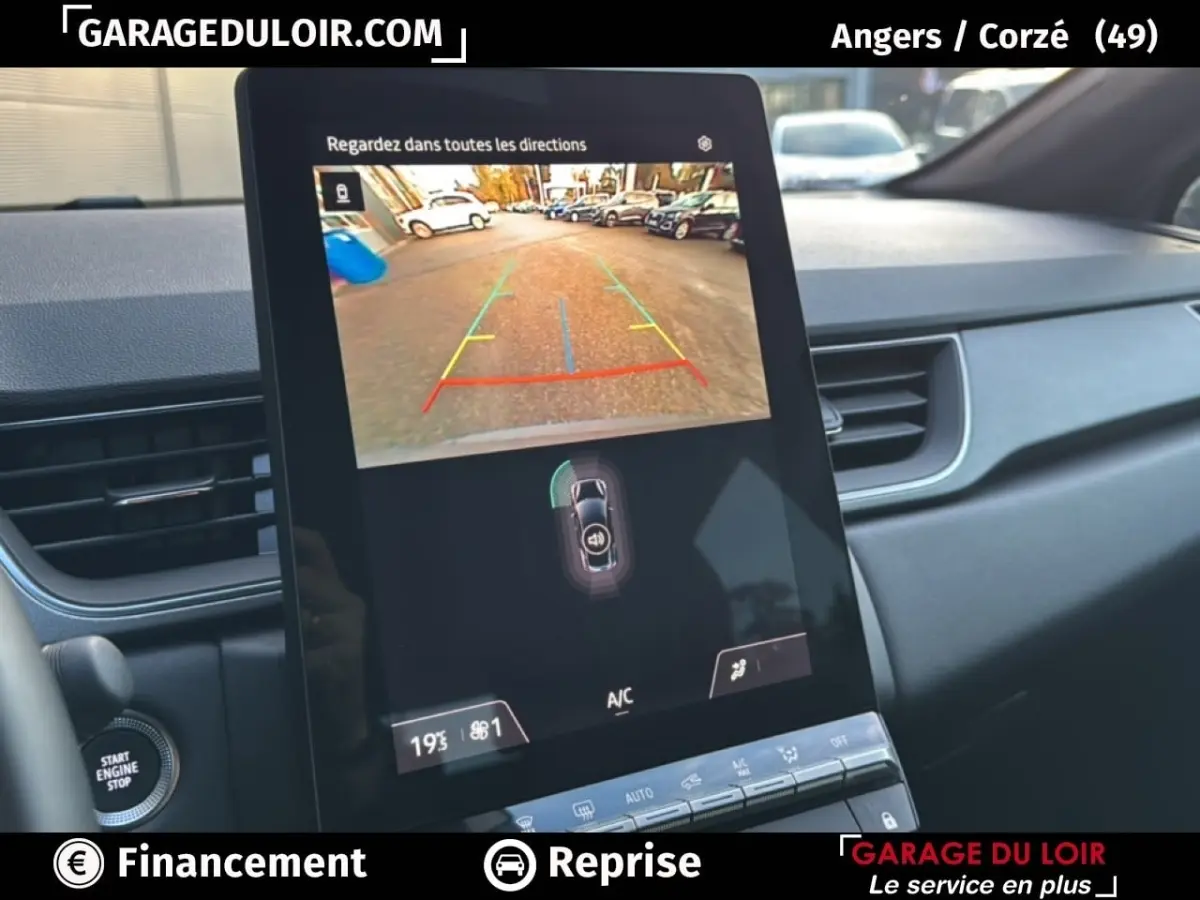 Écran central du Renault Captur 2025 gris foncé montrant la caméra de recul avec lignes de guidage colorées.