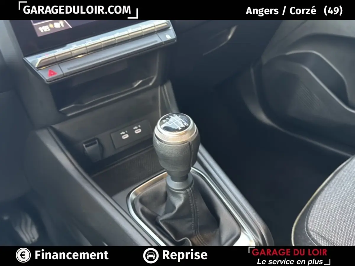 Gros plan sur le levier de vitesses manuel du Renault Captur Techno TCe 90 2025 en gris foncé, intérieur moderne.