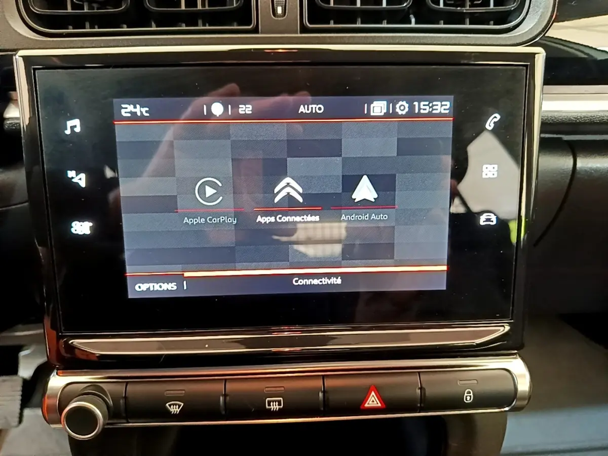 Vue rapprochée de l’écran tactile central noir de la Citroën C3 2021 affichant les options Apple CarPlay et Android Auto.