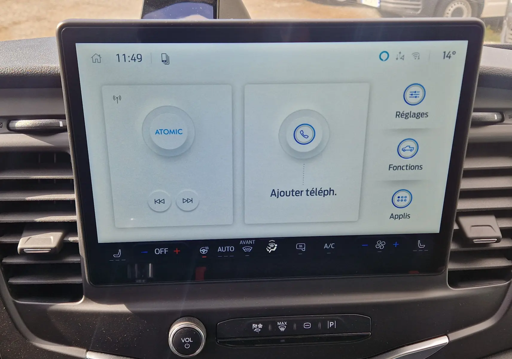 Écran tactile central du Ford Transit Châssis Cabine blanc, affichant le système audio SYNC 4 et les commandes climatisation.