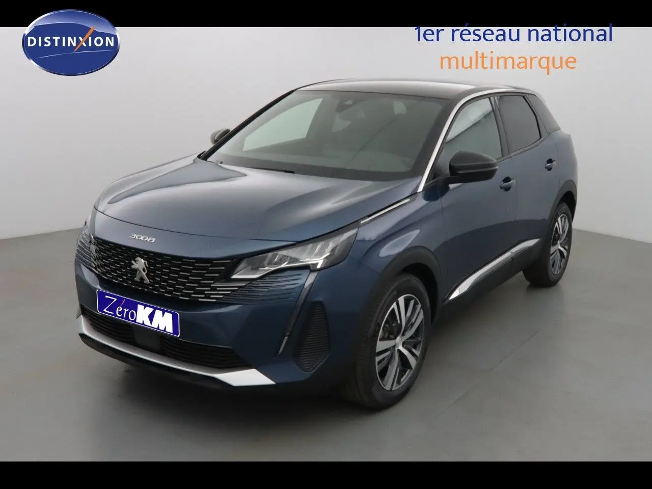 Peugeot 3008 bleu Célèbes métal en 3/4 avant droit, mettant en valeur sa calandre distinctive et ses jantes alliage.