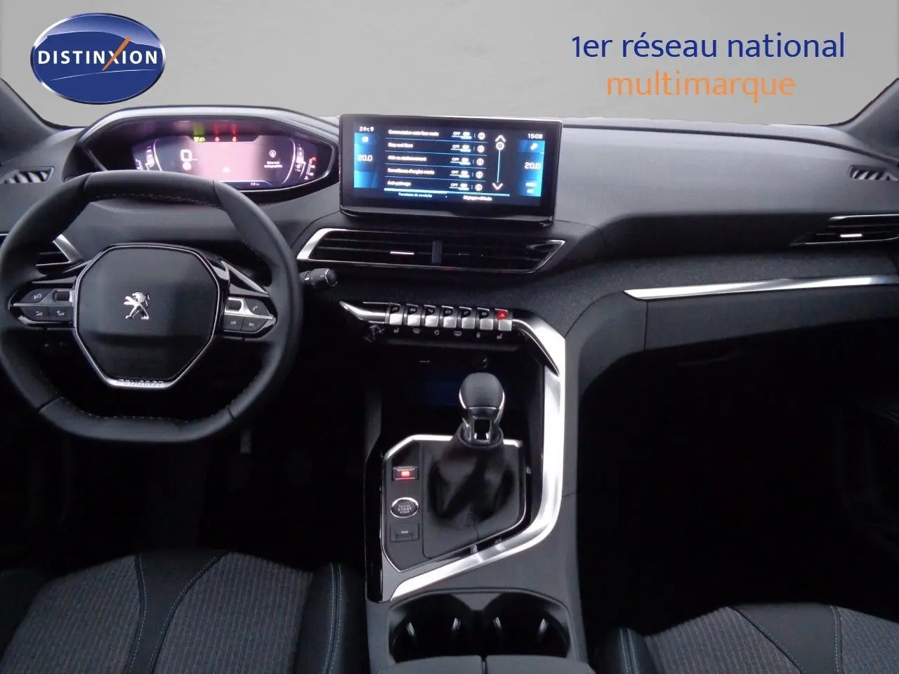 Vue intérieure du tableau de bord et volant Peugeot 3008 2023, avec écran tactile et commandes modernes.
