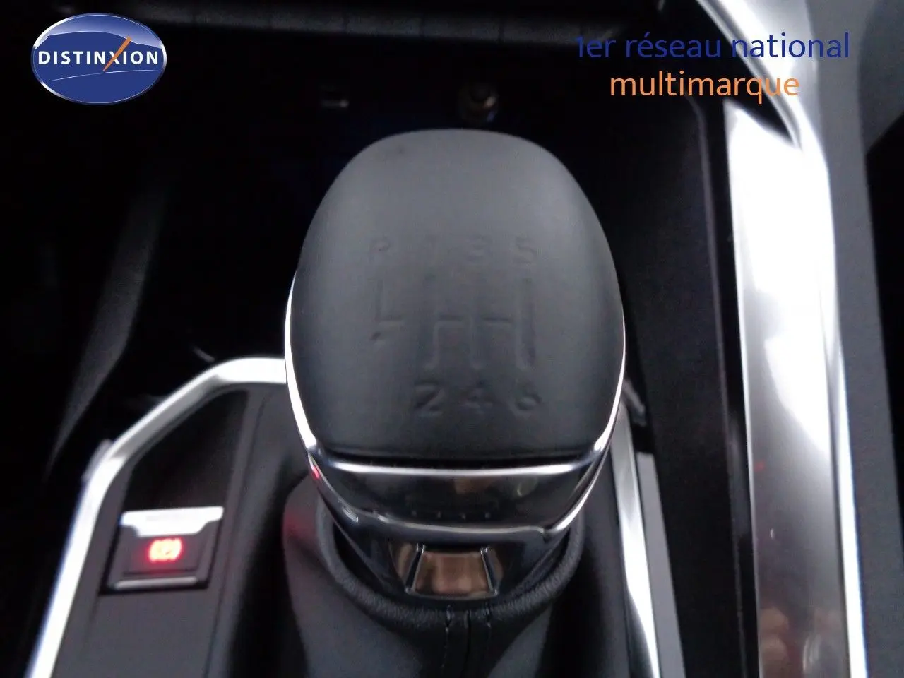 Le levier de vitesses manuel noir du Peugeot 3008 2023 en gros plan, entouré de finitions chromées.