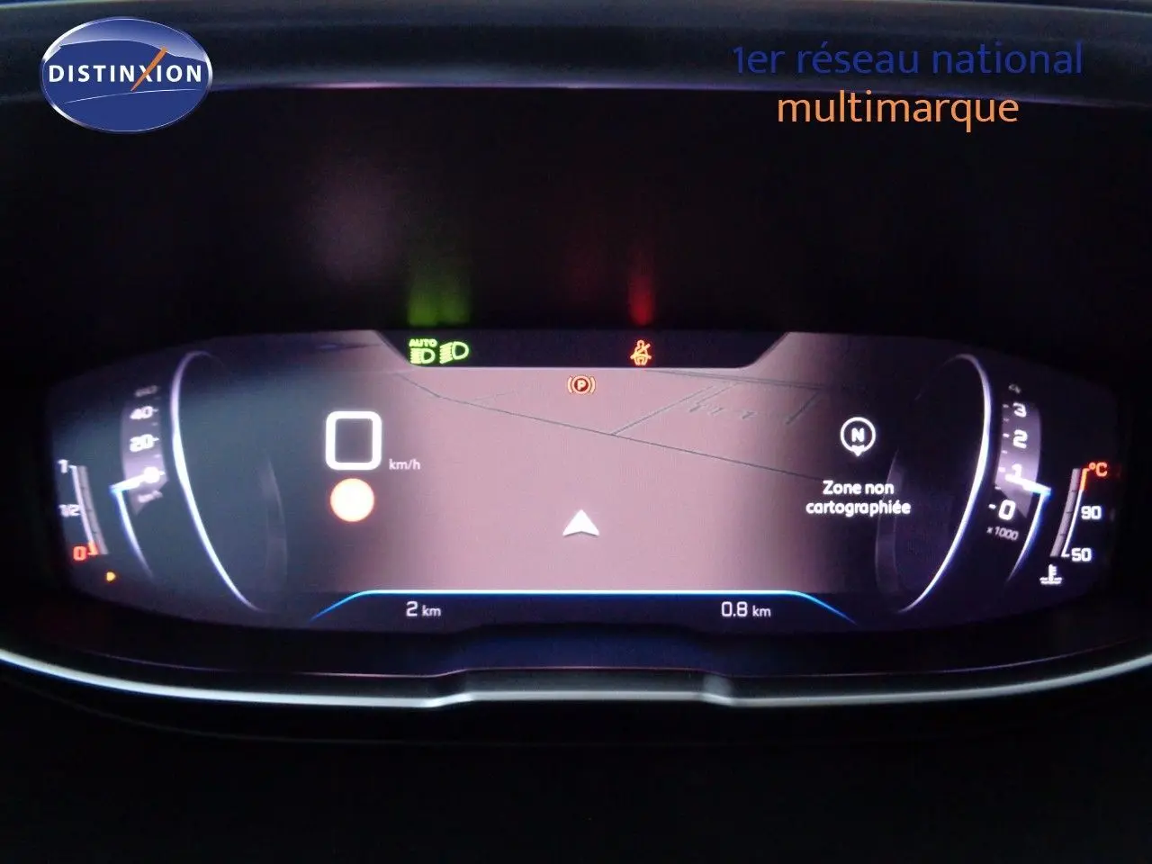 Tableau de bord numérique du Peugeot 3008 2023 affichant vitesse à 0 km/h et carte zone non cartographiée.