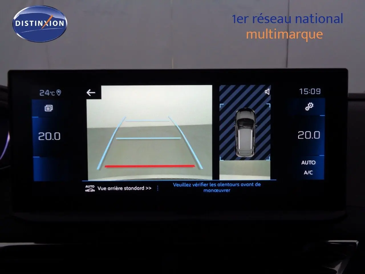 Écran multimédia du Peugeot 3008 2023 montrant la caméra de recul et l'affichage de la température intérieure.