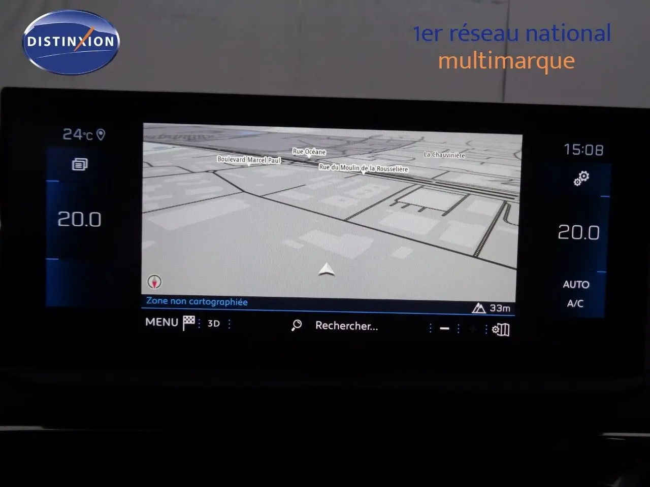 Écran tactile de navigation du Peugeot 3008 bleu Celebes Metal affichant une carte en 3D et la température intérieure à 20°C
