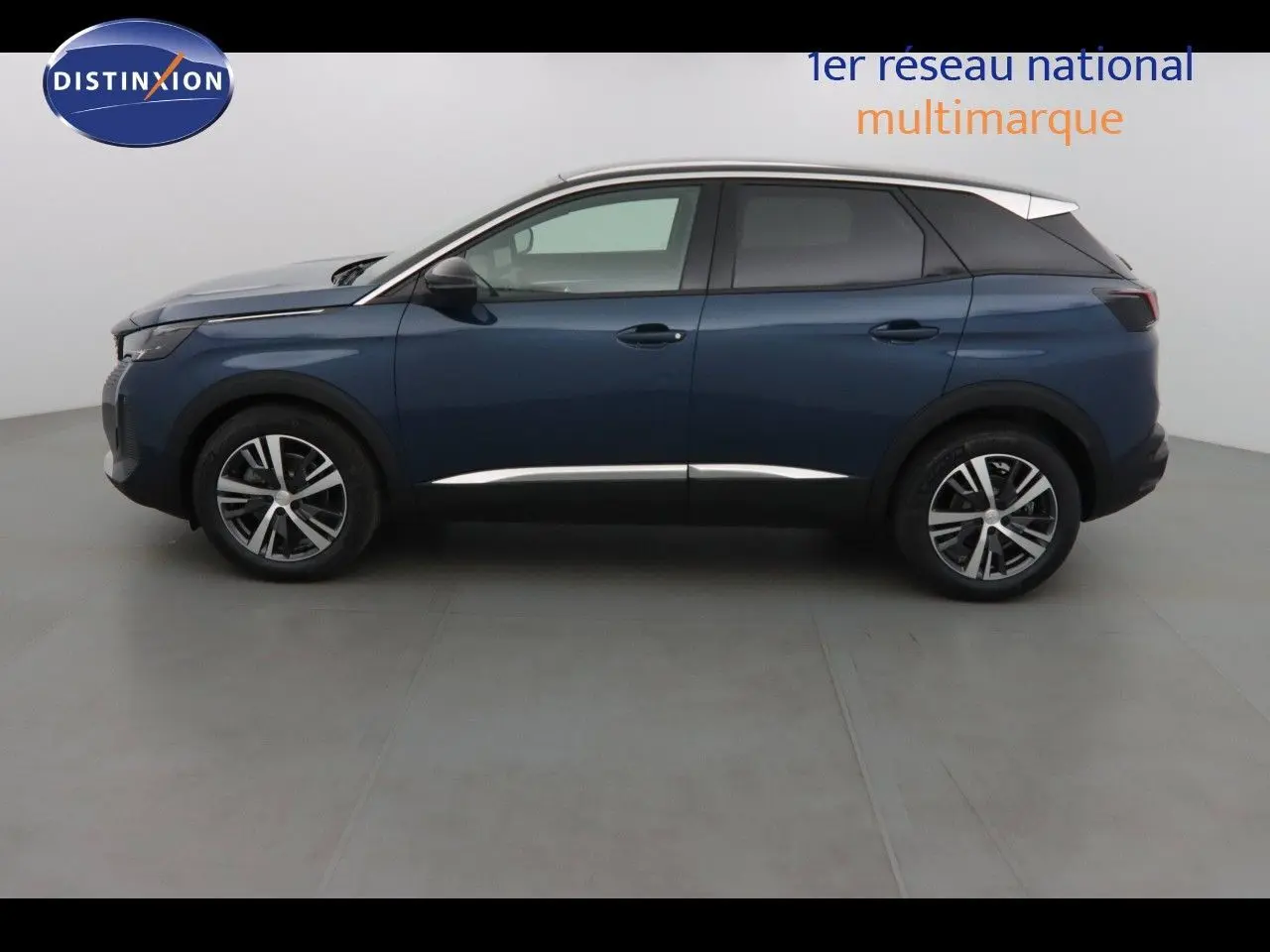 Profil latéral droit d'un Peugeot 3008 bleu Célèbes métallisé 2023 avec jantes alliage et toit blanc contrasté.