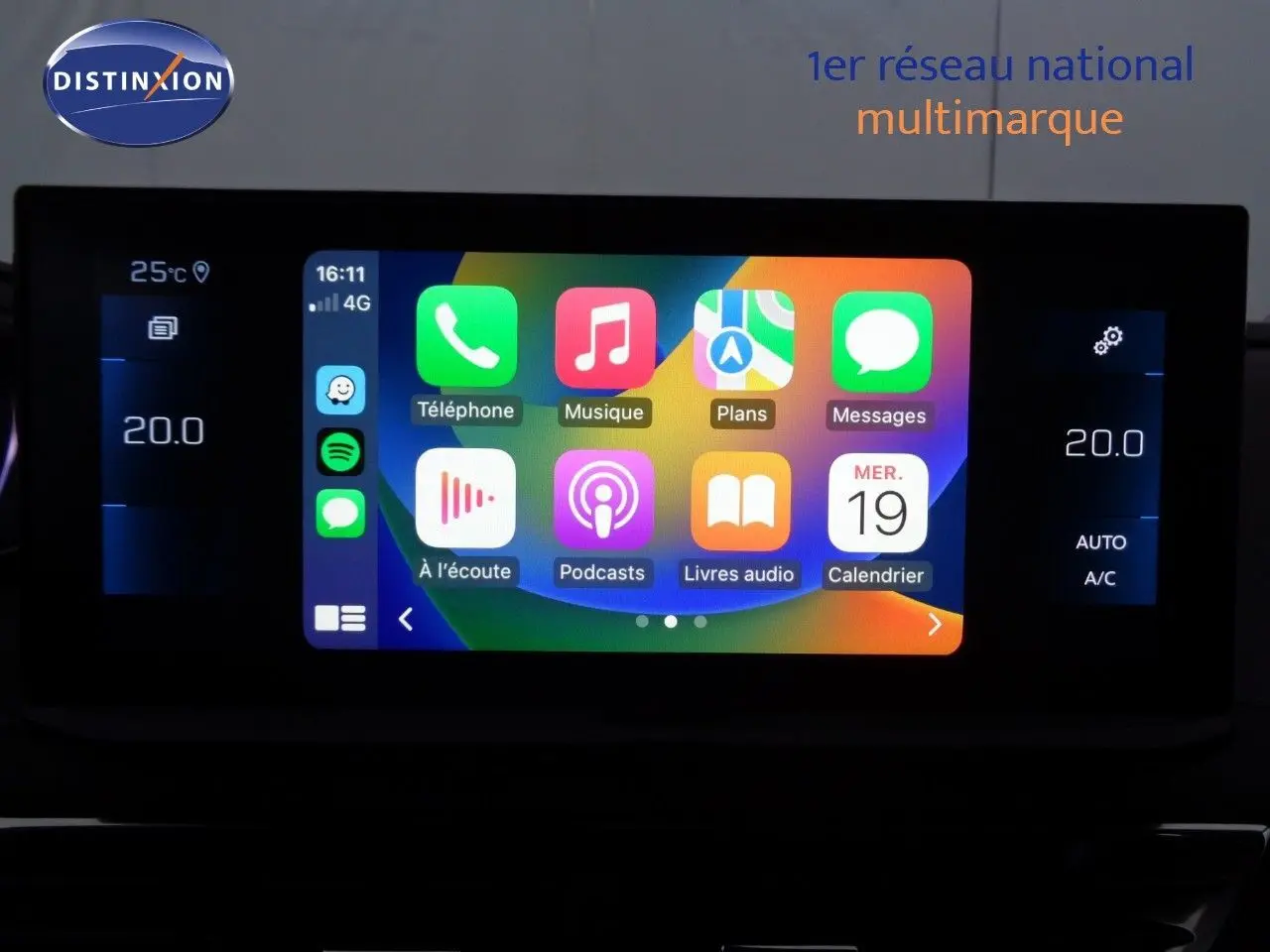 Écran tactile central du Peugeot 3008 bleu Célèbes Métal affichant les applications connectées en intérieur.