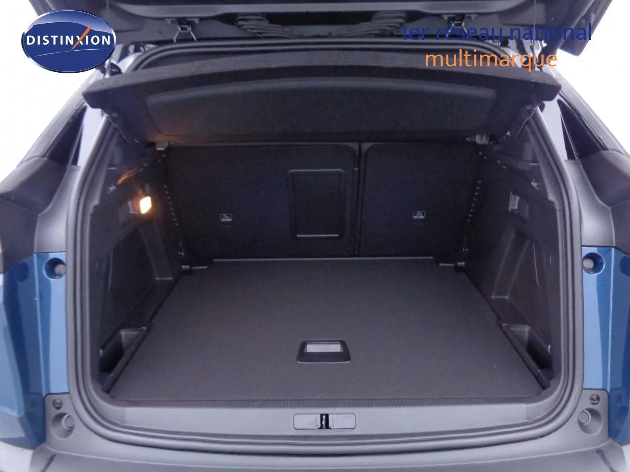 Coffre ouvert du Peugeot 3008 bleu Celebes Metal, vue arrière montrant l'espace de chargement vide et bien agencé.