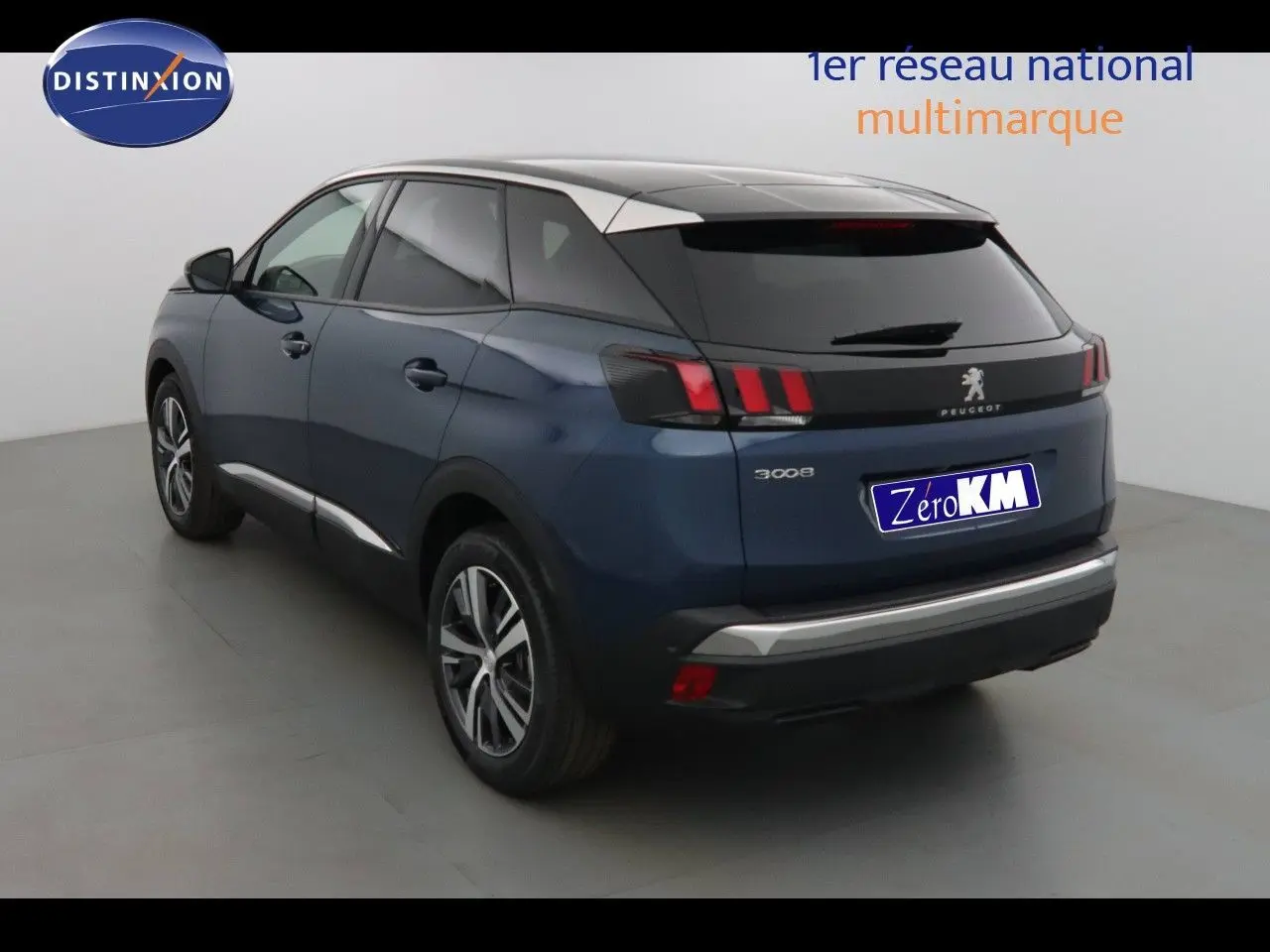 Vue 3/4 arrière droite d'un Peugeot 3008 bleu Célèbes métallisé avec vitres teintées dans un studio blanc.