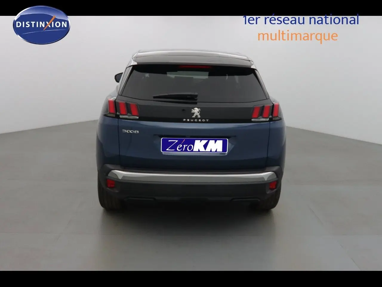 Vue arrière d'un Peugeot 3008 bleu Célèbes Métal 2023 avec feux arrière à griffes caractéristiques et plaque Zéro KM.