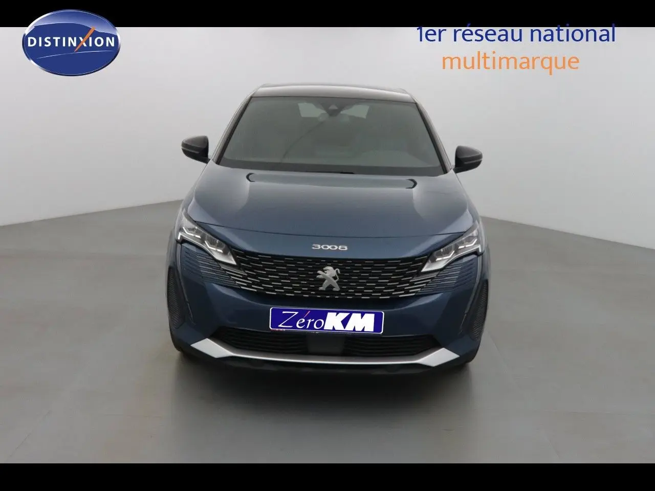 Vue frontale d'un Peugeot 3008 bleu Célèbes Métal 2023 avec calandre noire et logo lion central.