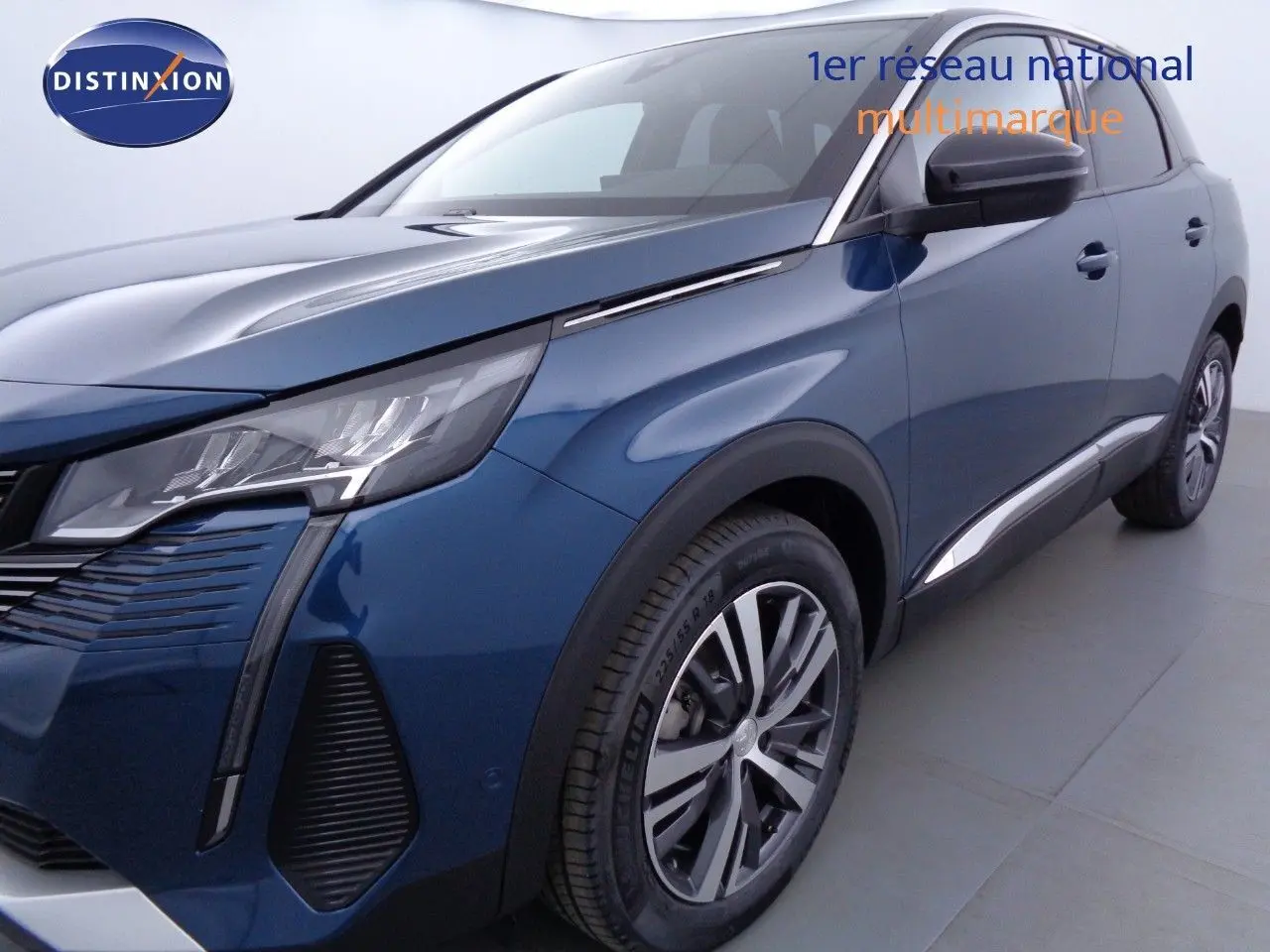 Peugeot 3008 bleu Célèbes métal en vue 3/4 avant droit, mettant en valeur ses phares LED et jantes alliage.