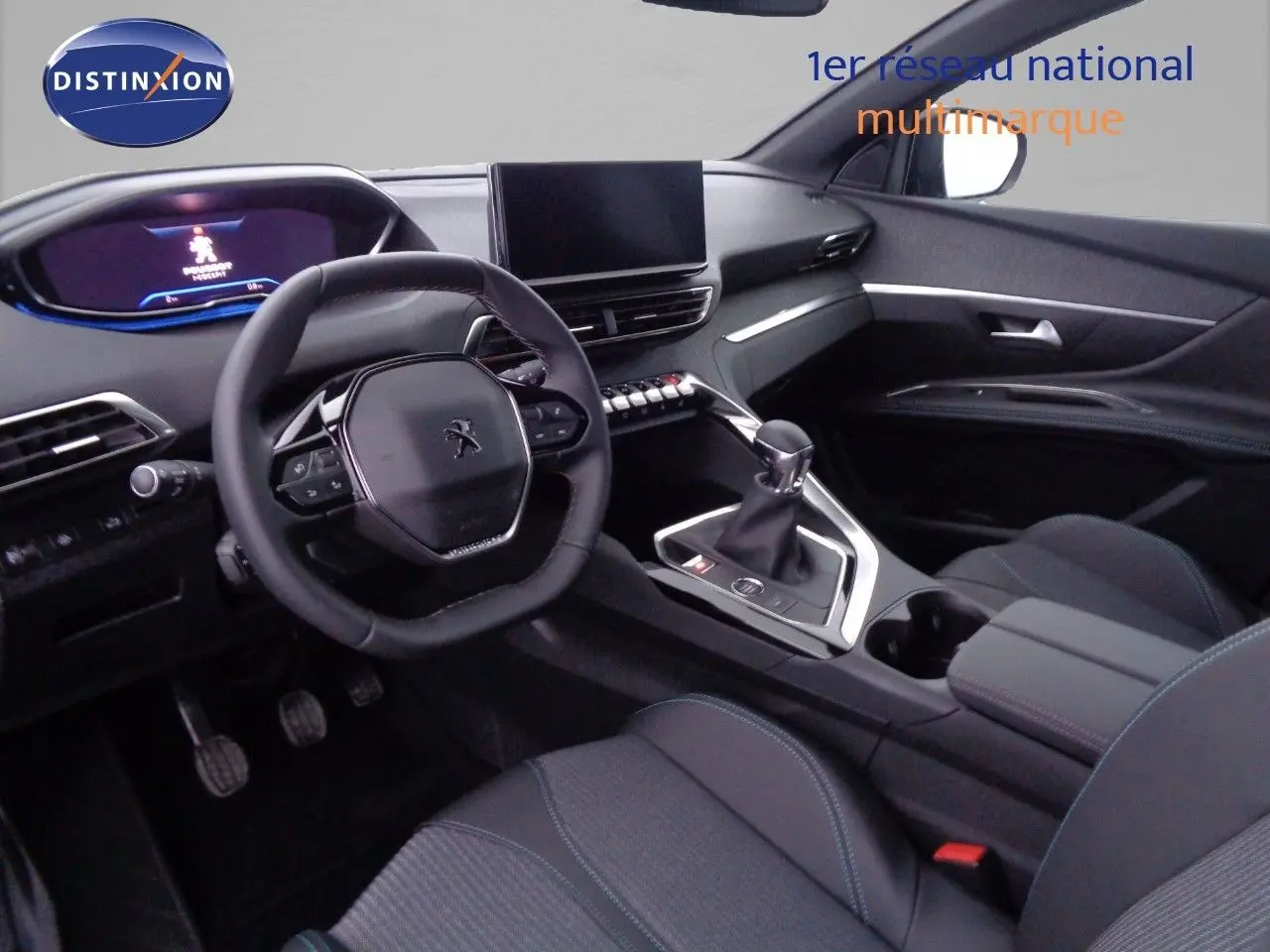 Vue intérieure côté conducteur du Peugeot 3008 2023, avec tableau de bord numérique et levier de vitesse manuel.