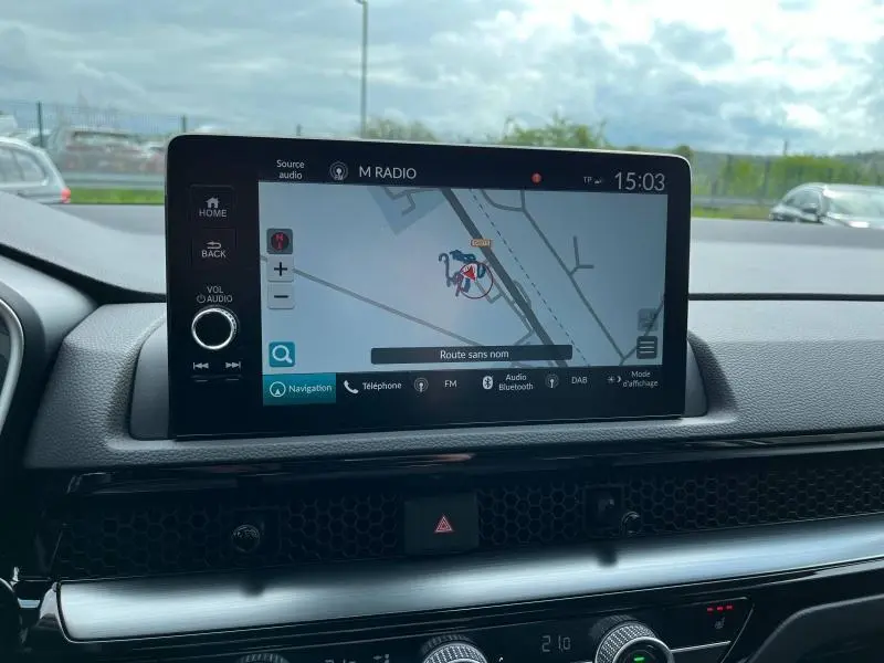 Écran tactile du système de navigation du Honda CR-V blanc platine 2024, affichant une carte et options multimédia.