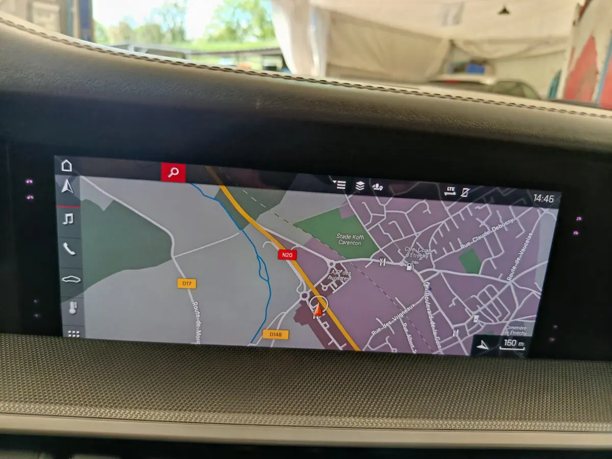 Écran tactile de navigation couleur 10,9 pouces du tableau de bord d'une Porsche 911 Carrera 4S Coupé gris foncé.