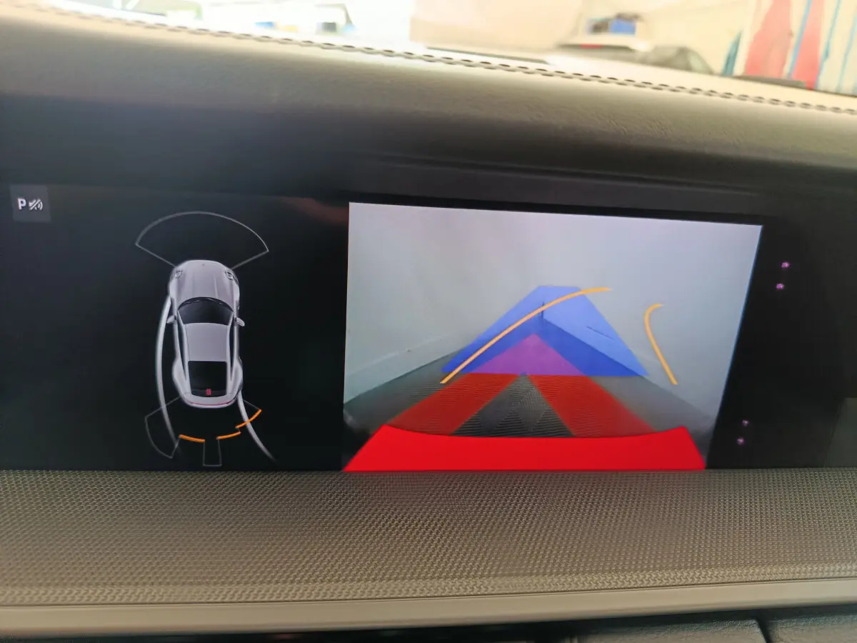 Affichage intérieur de la caméra de recul et capteurs de stationnement sur Porsche 911 Carrera 4S Coupé gris foncé.