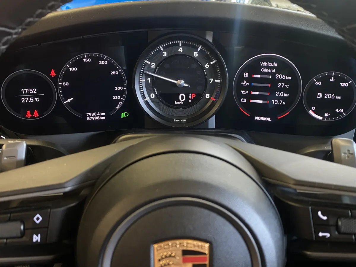 Tableau de bord numérique de la Porsche 911 Carrera 4S 2019, affichant la température et le compteur kilométrique.