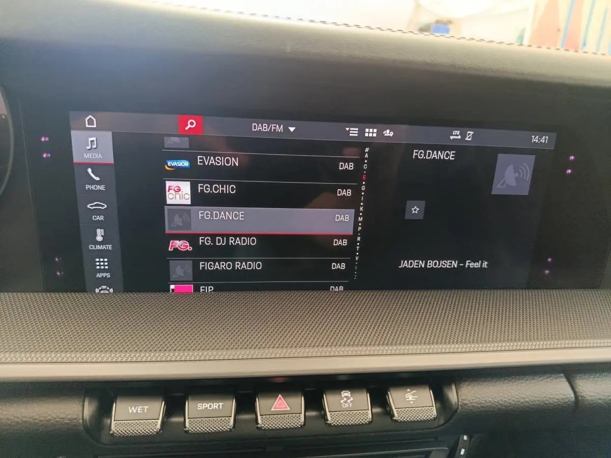 Écran tactile central de la Porsche 911 Carrera 4S 2019 affichant les stations radio DAB dans un intérieur noir.