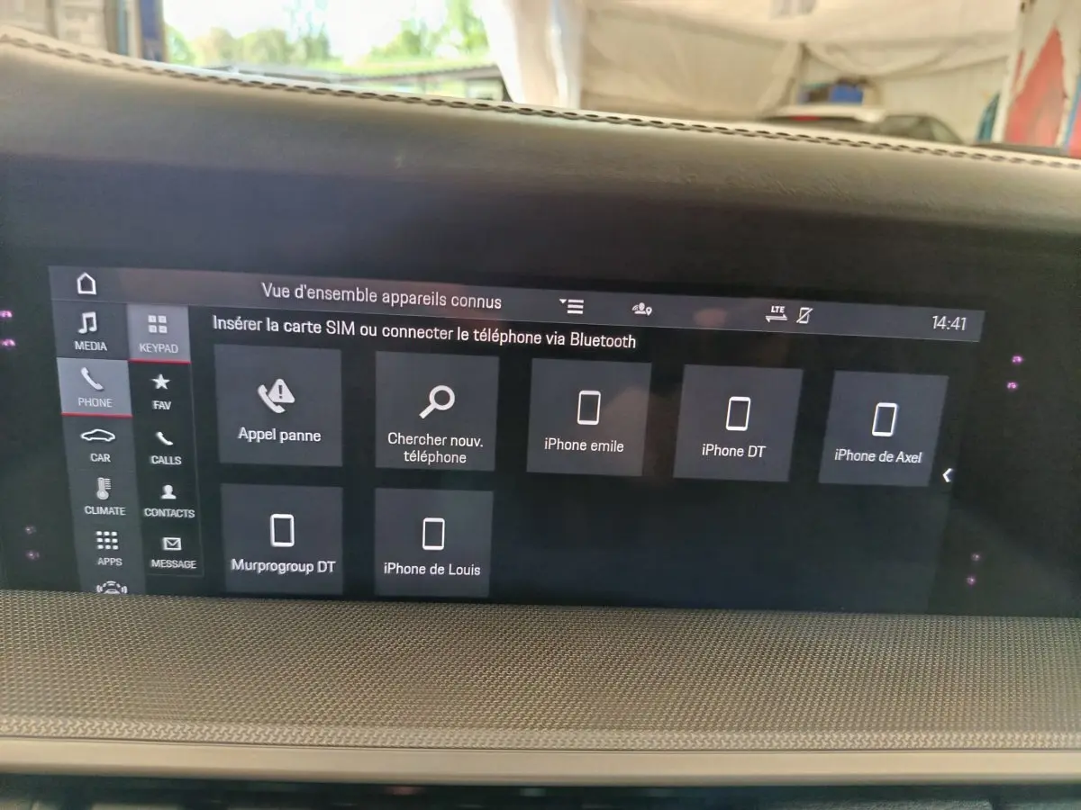 Écran tactile central de la Porsche 911 Carrera 4S 2019 affichant la connexion Bluetooth et plusieurs iPhones reconnus