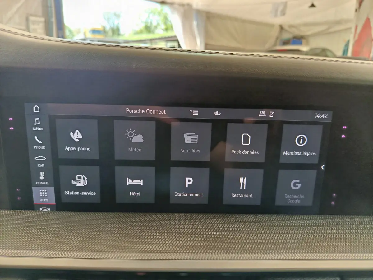Écran tactile central affichant le menu Porsche Connect dans l'habitacle clair d'une Porsche 911 Carrera 4S Coupé 2019.