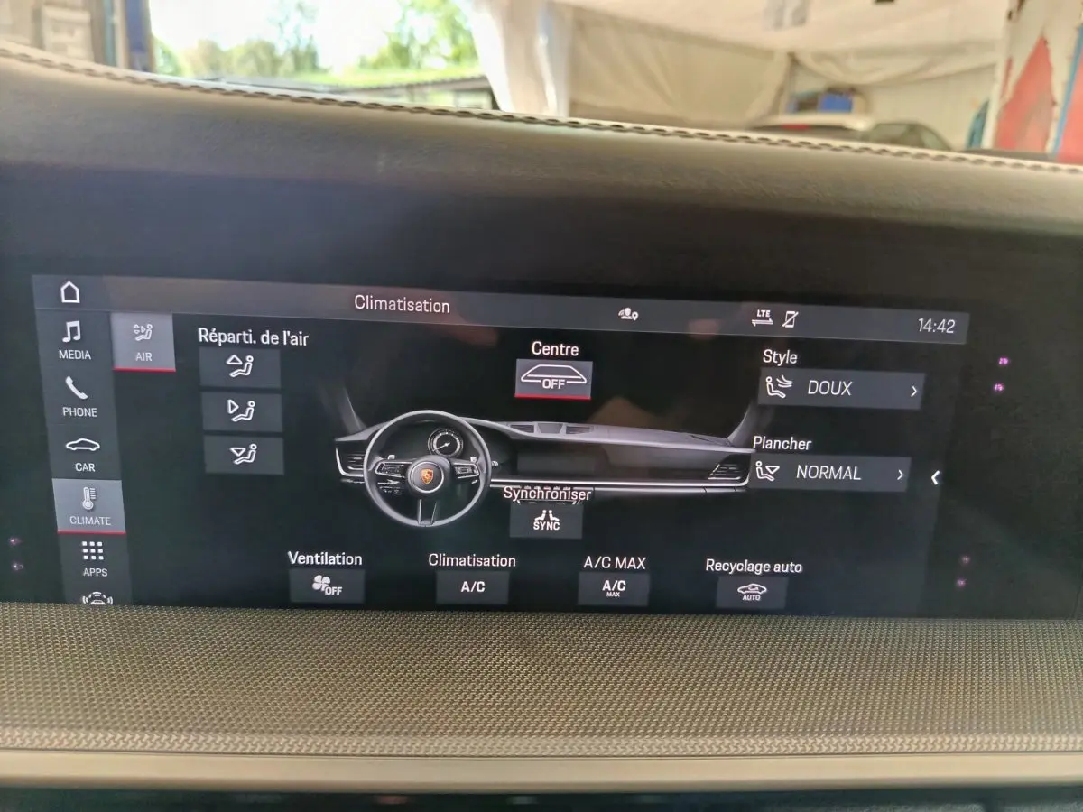 Écran tactile du tableau de bord de la Porsche 911 Carrera 4S Coupé 2019 montrant les réglages de climatisation.