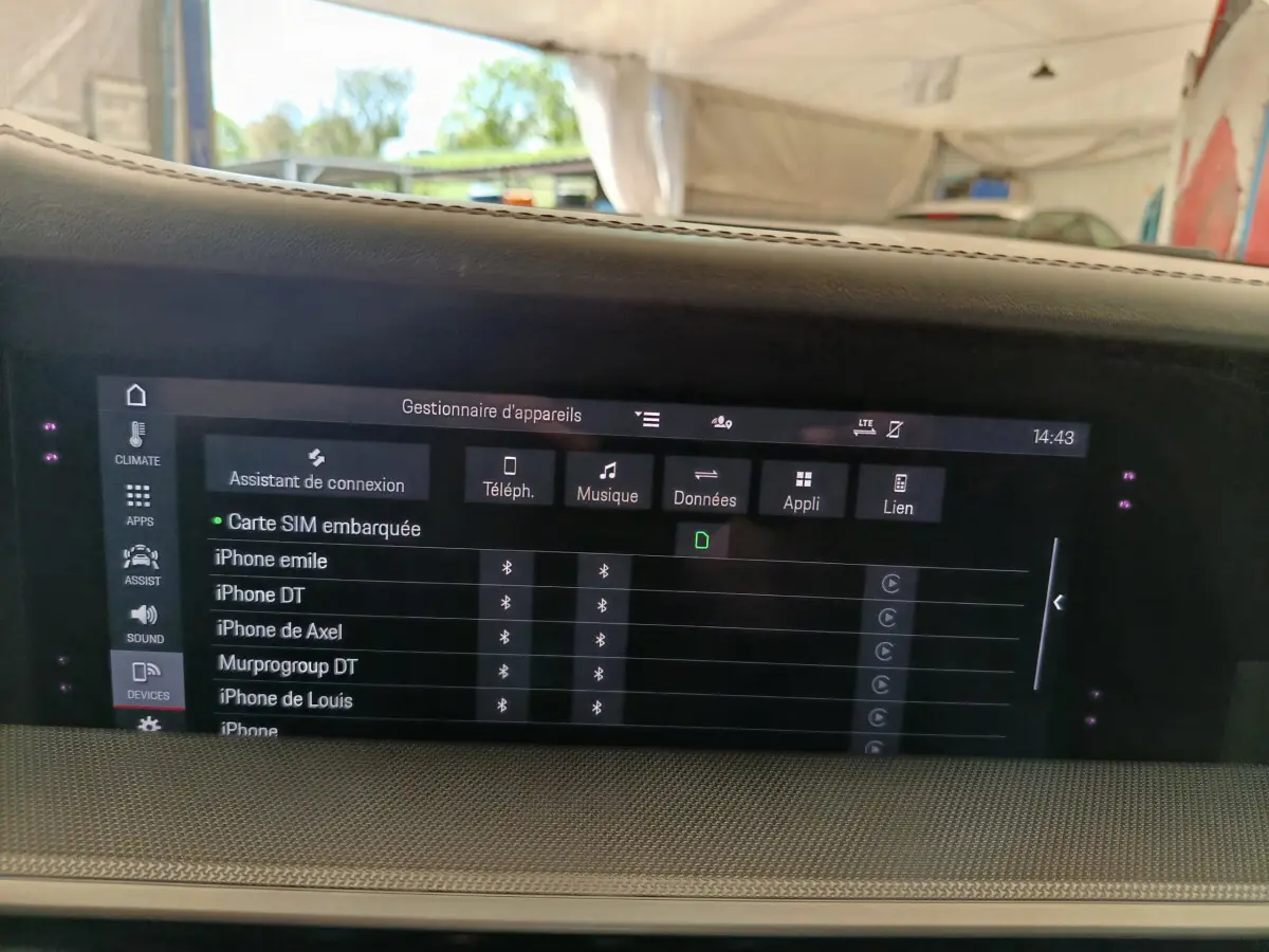 Écran tactile central affichant le gestionnaire d'appareils dans l'habitacle de la Porsche 911 gris foncé.