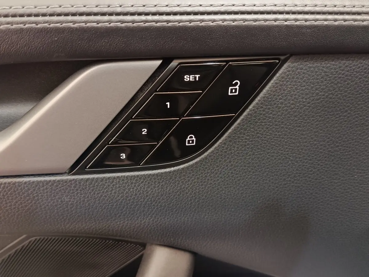 Boutons de réglage mémoire des sièges et verrouillage sur la porte côté conducteur d'une Porsche 911 Carrera 4S Coupé gris foncé de 2019.