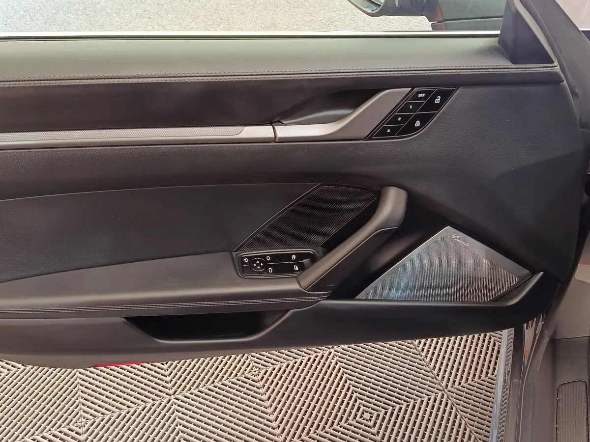 Détail de la porte côté gauche de la Porsche 911 Carrera 4S Coupé 2019 avec garniture noire et haut-parleur Burmester intégré.