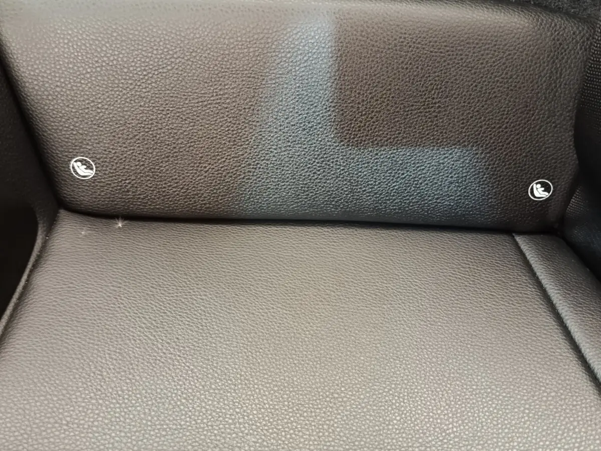 Détail des fixations Isofix sur la banquette arrière en cuir noir de la Porsche 911 Carrera 4S Coupé 2019.