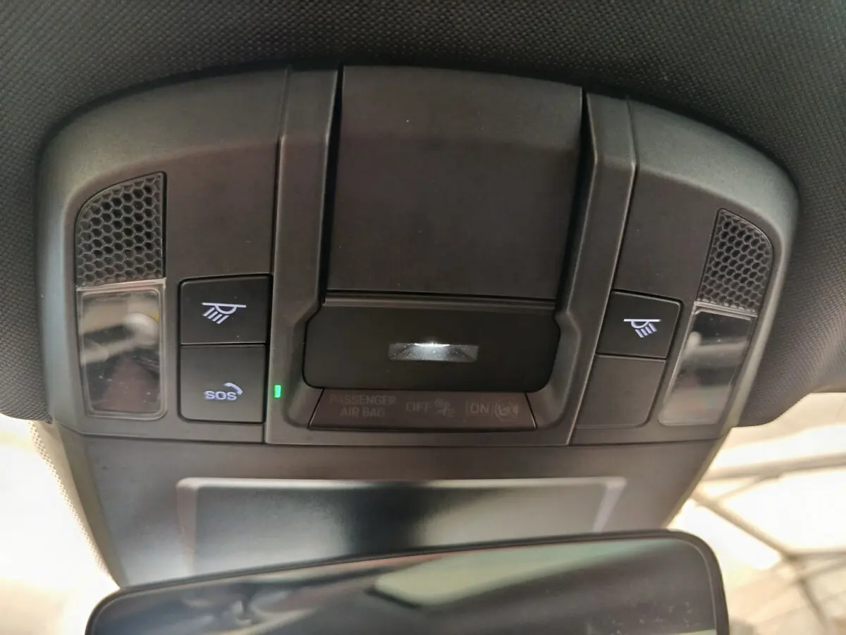 Vue en gros plan du plafonnier noir avec commandes d'éclairage et bouton SOS dans une Porsche 911 Carrera 4S Coupé gris foncé 2019.