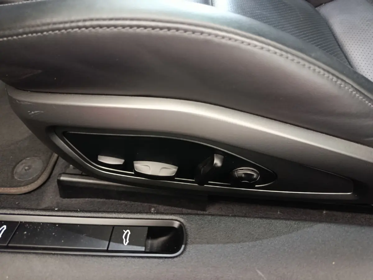 Commandes électriques des réglages du siège en cuir noir côté conducteur dans une Porsche 911 Carrera 4S Coupé 2019.