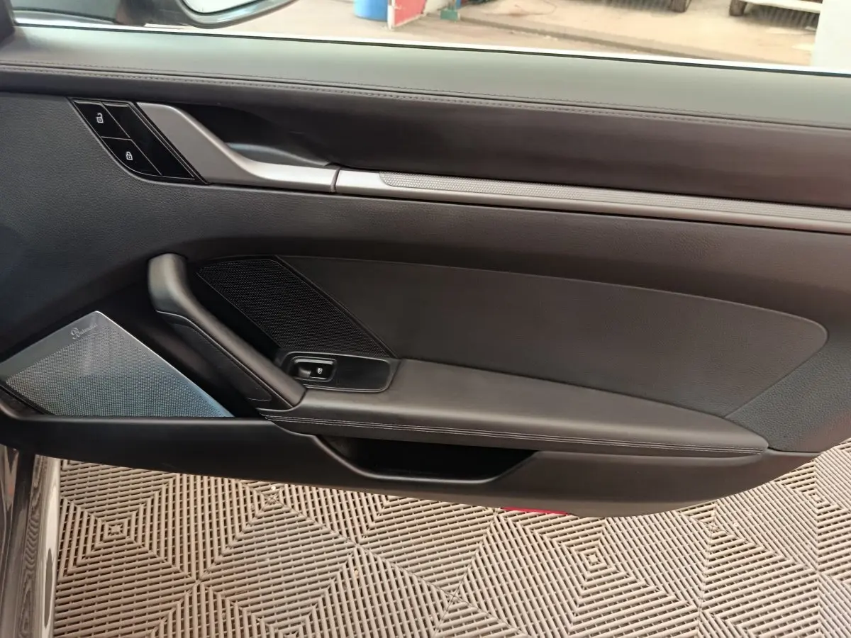 Intérieur côté gauche de la porte d'une Porsche 911 Carrera 4S Coupé 2019, garniture noire avec haut-parleur Burmester.