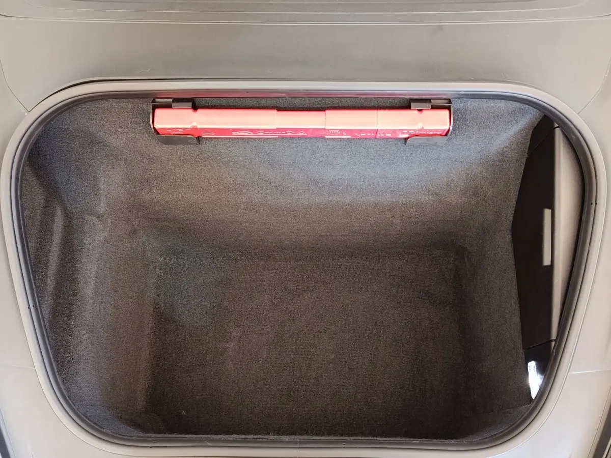 Coffre avant vide en tissu gris foncé de la Porsche 911 Carrera 4S Coupé 2019 vu de dessus avec triangle de signalisation rouge.