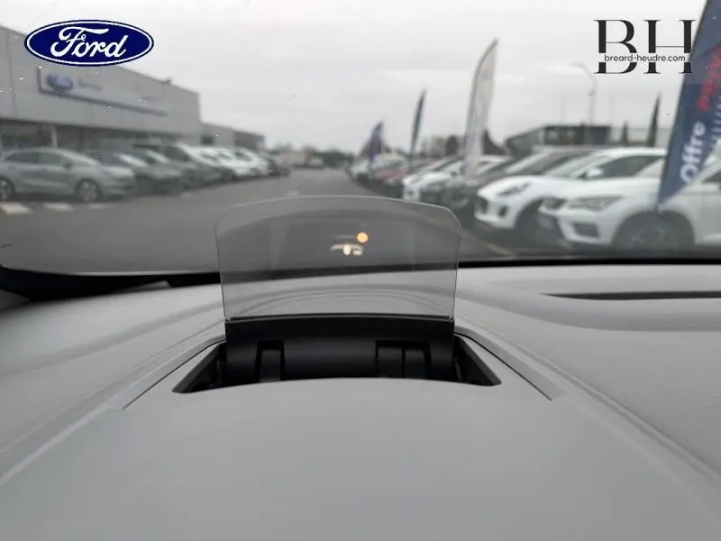 Vue intérieure centrée sur l'affichage tête haute du tableau de bord du Renault Espace blanc Glacier 2015.