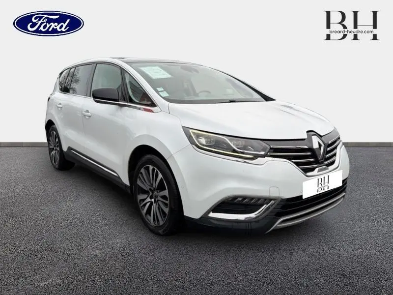 Renault Espace blanc glacier en 3/4 avant droit, avec phares LED et jantes alliage distinctives.