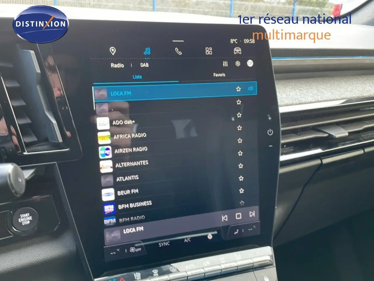 Intérieur du Renault Espace VI hybride 2024, vue sur l'écran tactile central affichant les stations radio, finition noire.