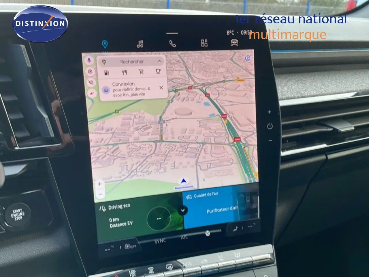 Écran tactile central du tableau de bord du Renault Espace 2024, affichant la navigation et les réglages climatiques.