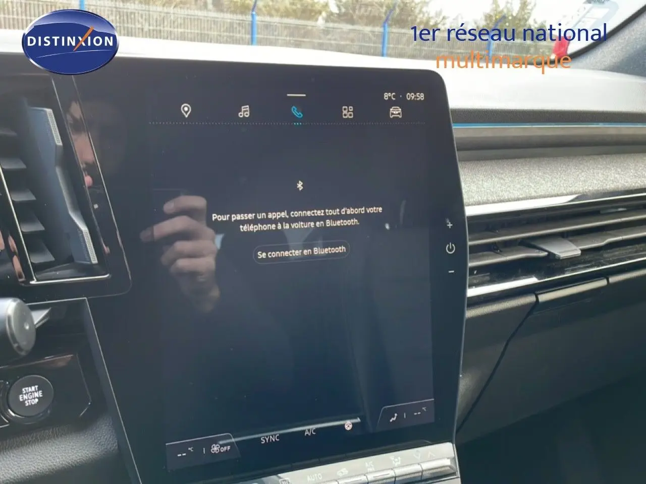 Vue rapprochée de l’écran tactile central du Renault Espace gris schiste 2024, affichant la connexion Bluetooth.